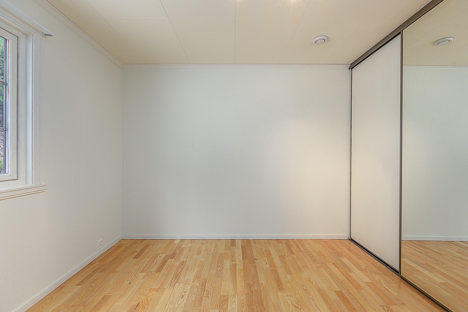 Hovedsoverom med skyvedørsgarderobe, hoveddelen har totalt fire soverom. Galleribilde