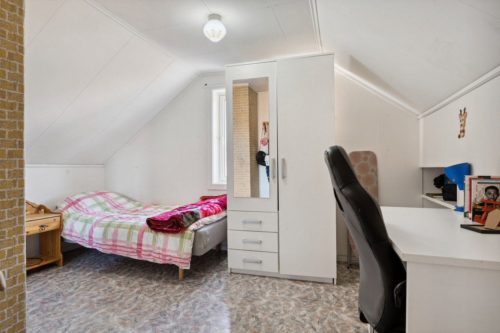 Soverom på 8,5 kvm i loft etasje Galleribilde