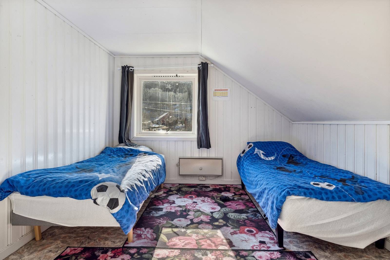 Soverom på 10,5 kvm i loft etasje Galleribilde