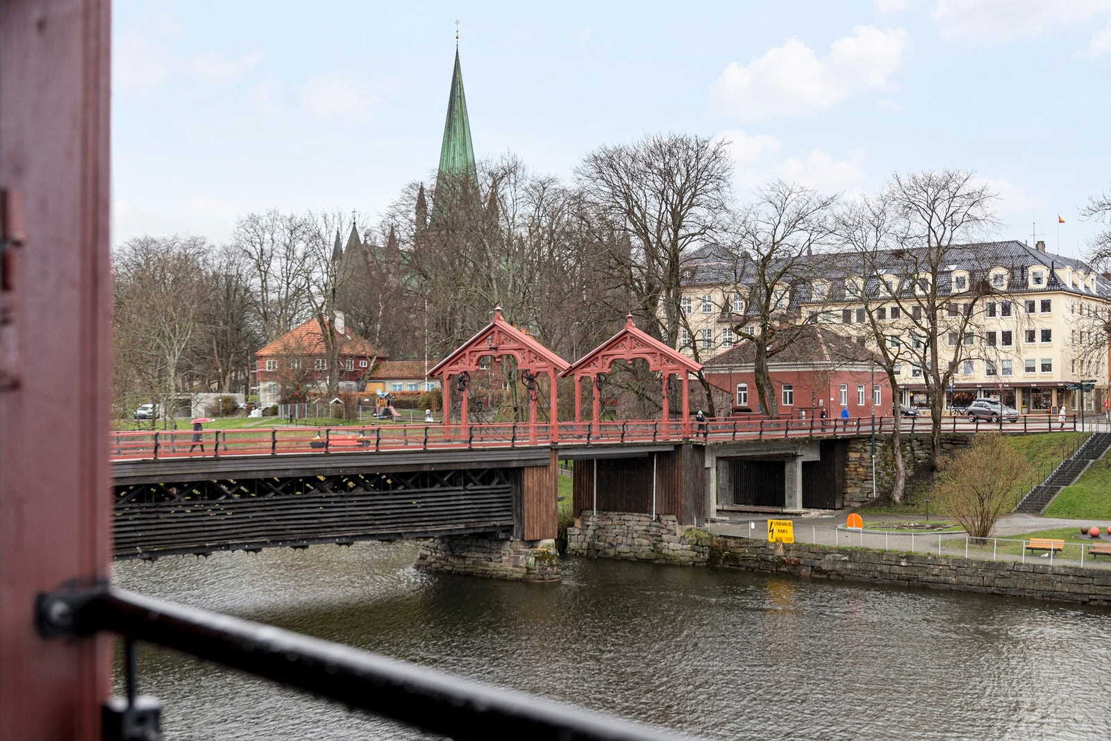Flott utsikt mot gamle bybro og Nidarosdomen Galleribilde