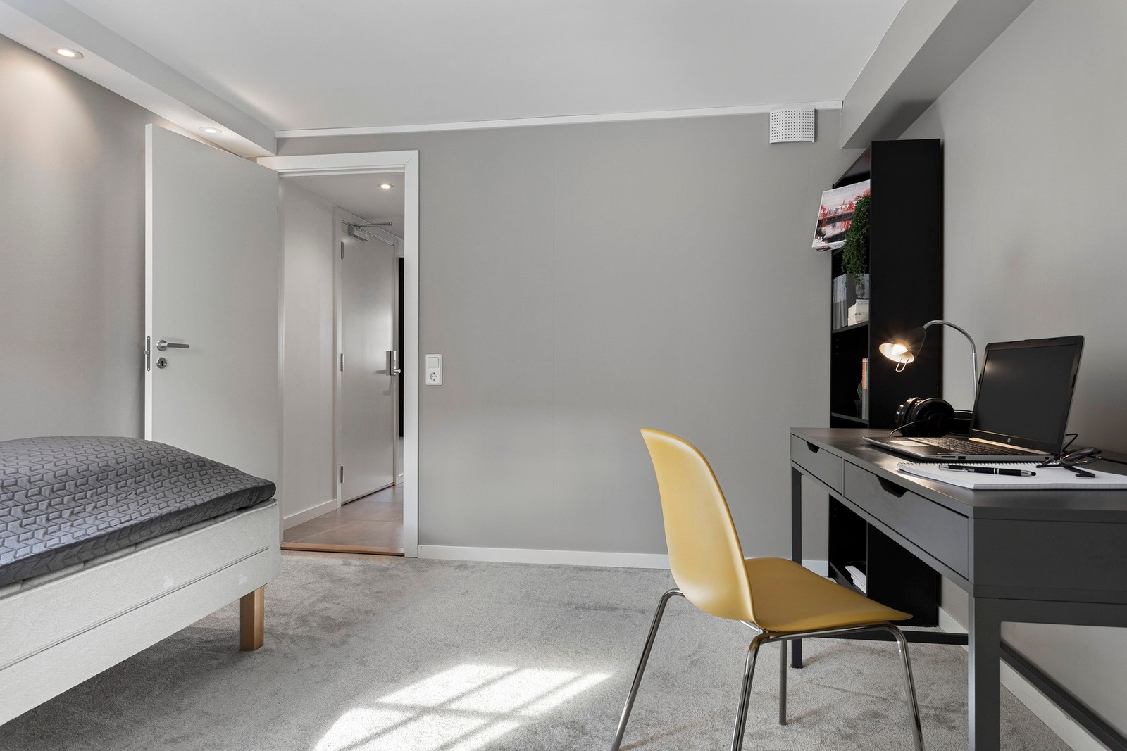Soverommet har vegg til vegg teppe og downlights. Galleribilde