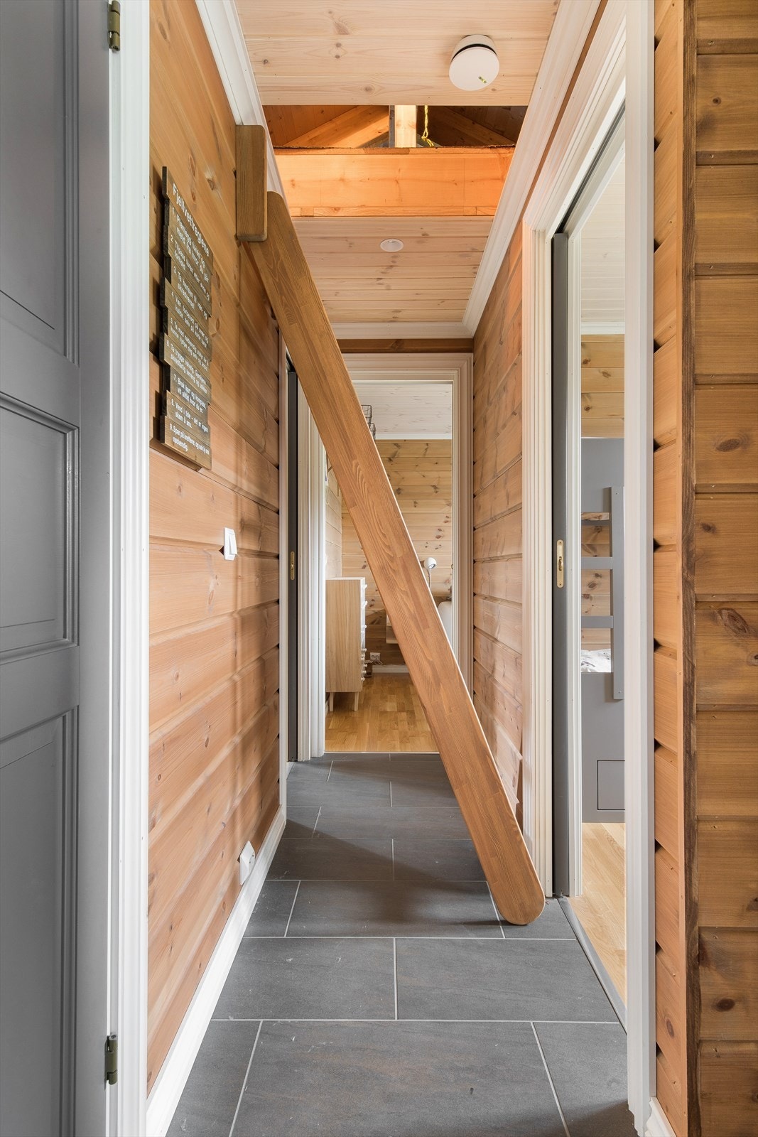 Stige opp til hems. Galleribilde