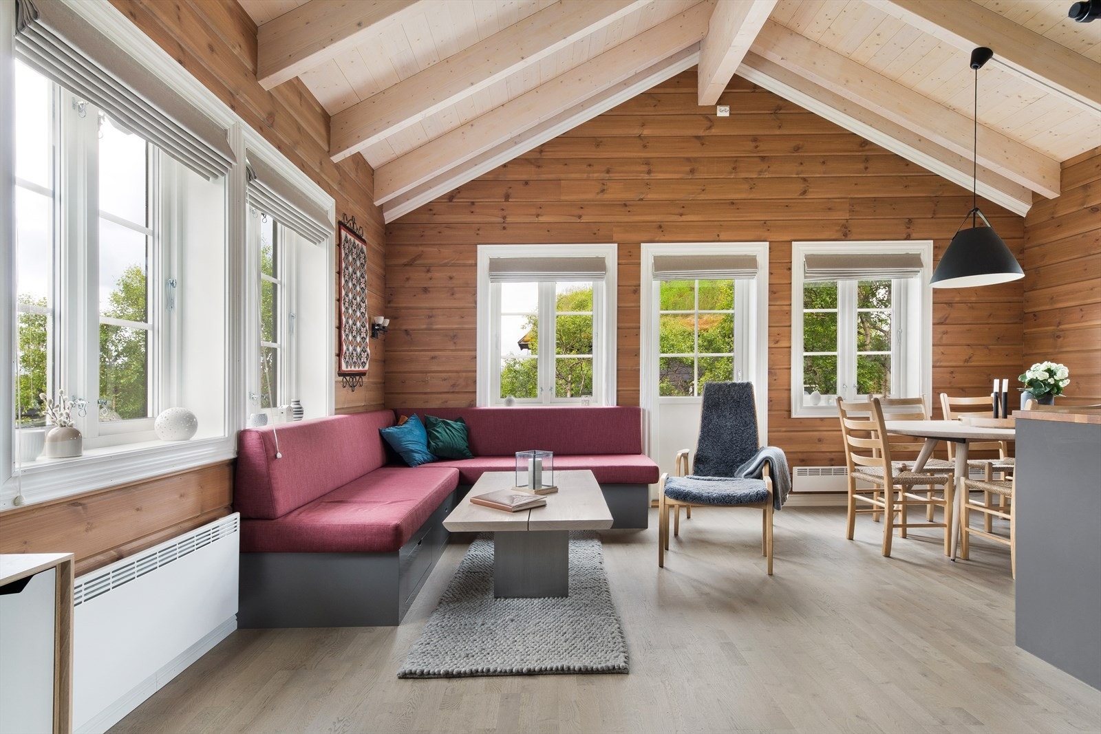 Stor og åpen stue med kjøkken i åpen løsning. Galleribilde