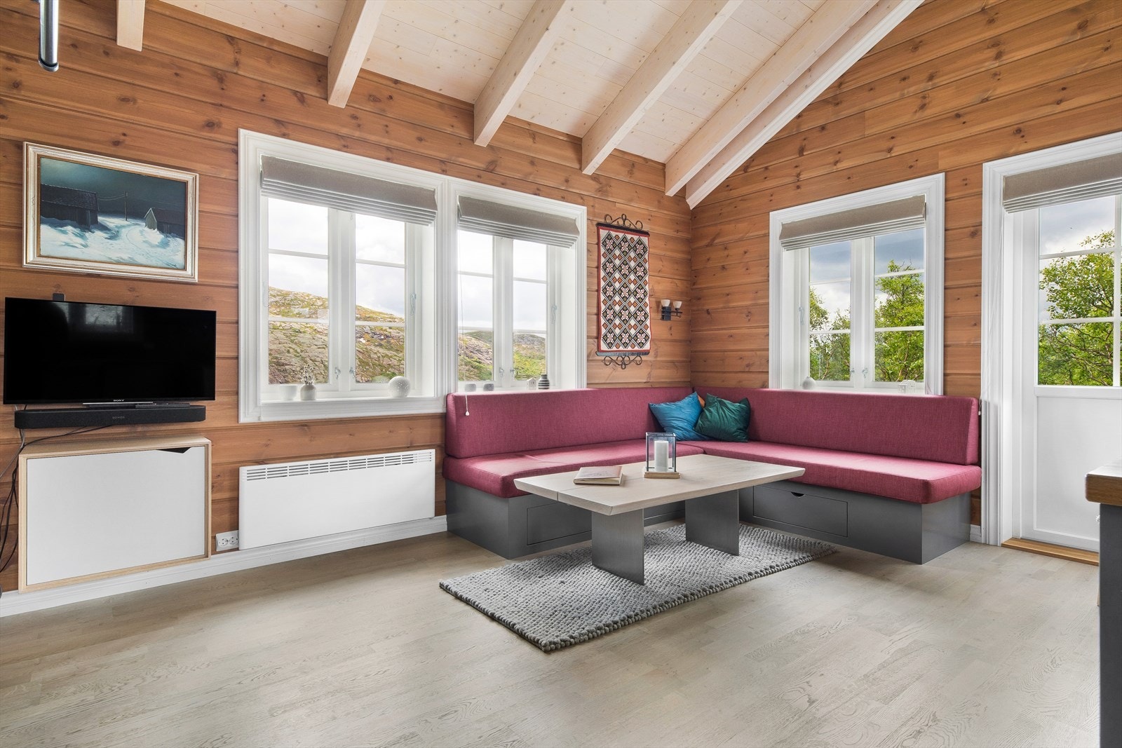 Praktisk plassbygget sofa med skuffer til lagring. Galleribilde