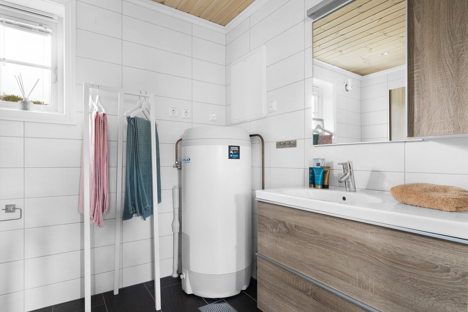 Badet inneholder dusj, servant og toalett. Galleribilde