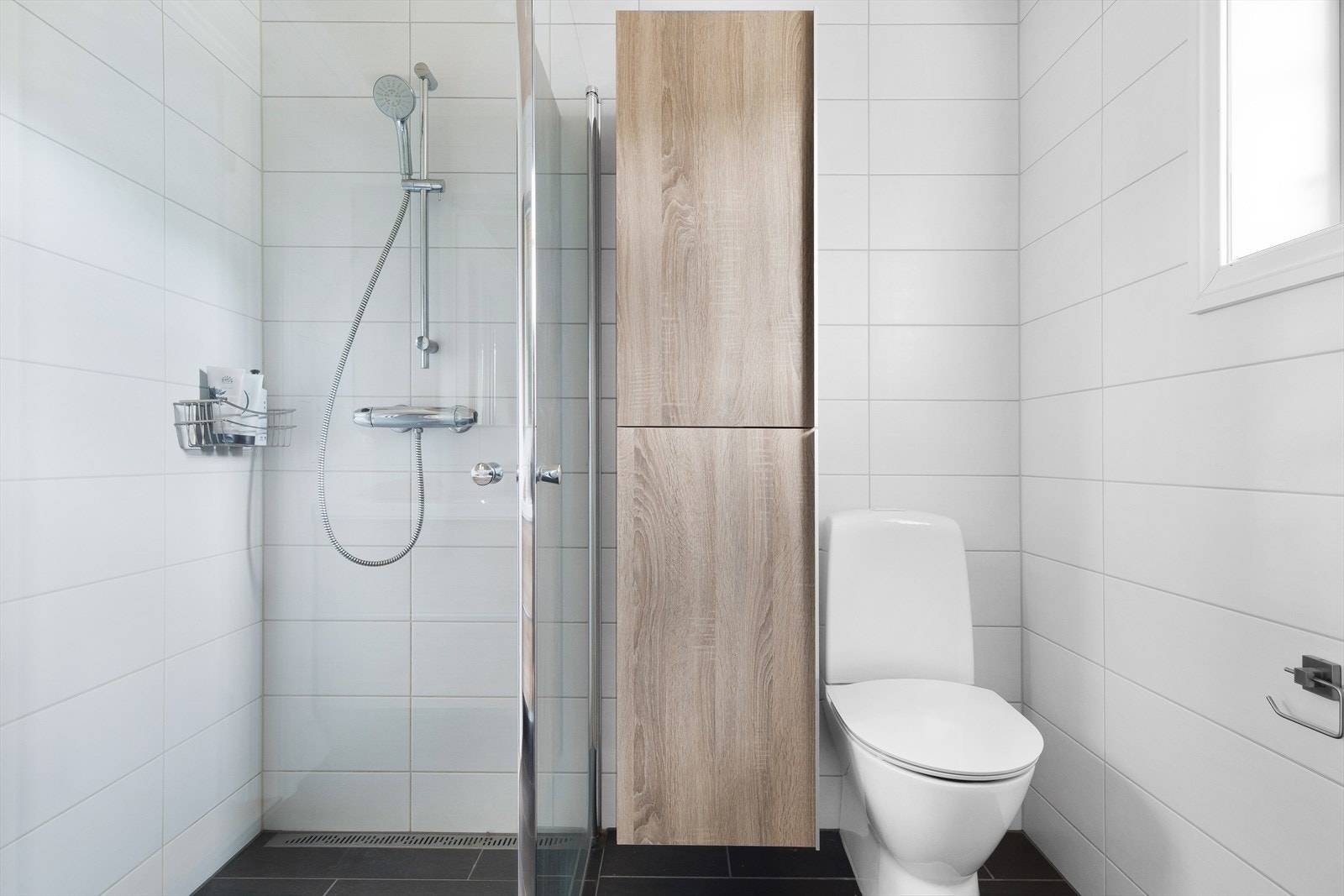 Lyst og moderne bad med fliser på vegg og gulv. Varmekabler. Galleribilde