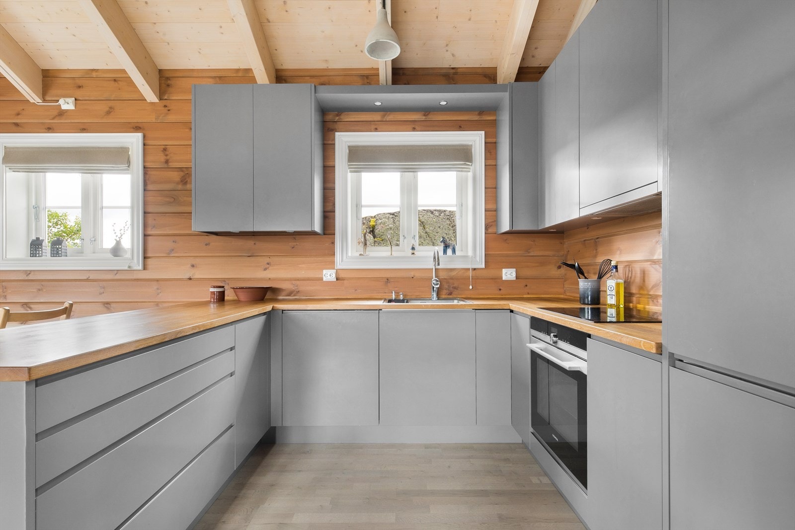 Kjøkkenet inneholder integrert stekeovn, platetopp, oppvaskmaskin og kombiskap. Galleribilde