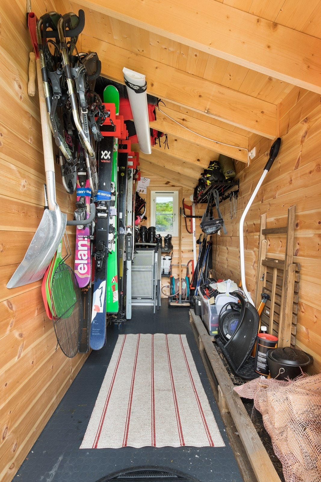 Utvendig sportsbod. Galleribilde