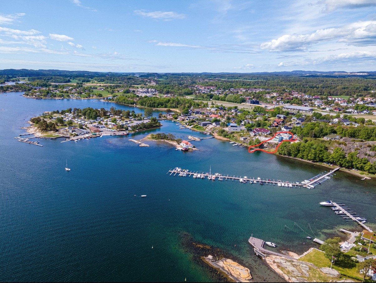 Nydelig og moderne hus til salgs i Sandefjord, med dypvannsbrygge i første linje til sjøen og fantastisk takterrasse med nydelig fjordutsikt Galleribilde