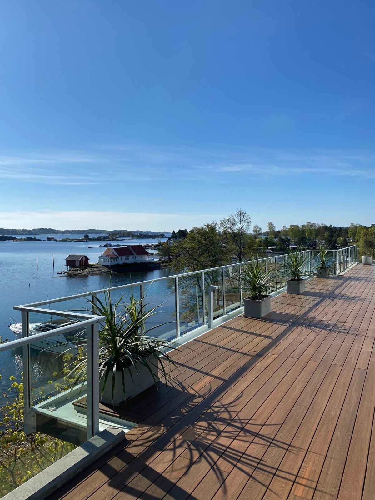 Takterrassen har vedlikeholdsfrie kompositt terrassebord og en bardisk med utekjøkken, perfekt for sommerkvelder med venner og familie Galleribilde