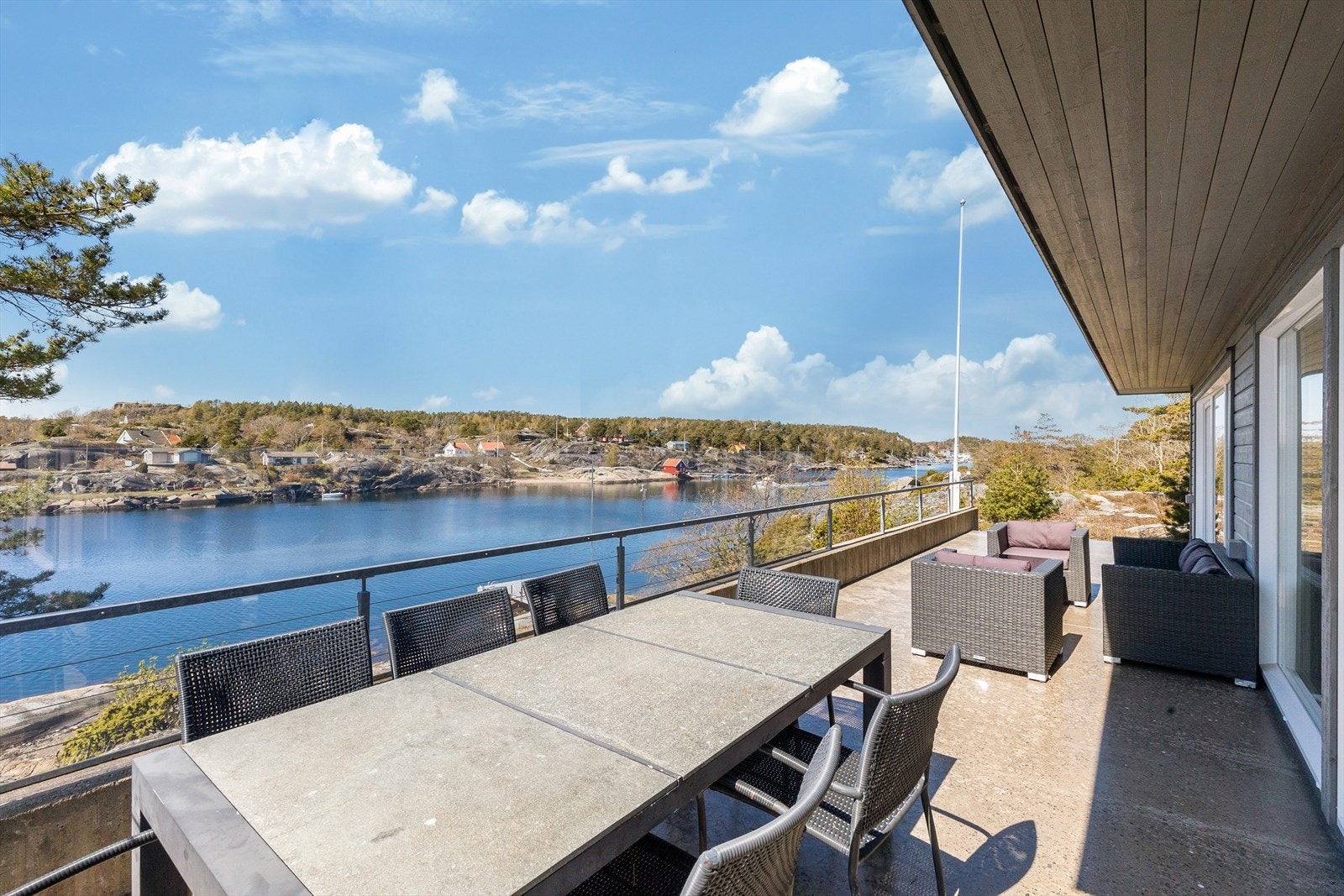 Terrassene har støpt dekke og stedvis er det betongrekkverk med metall i overkant. Galleribilde