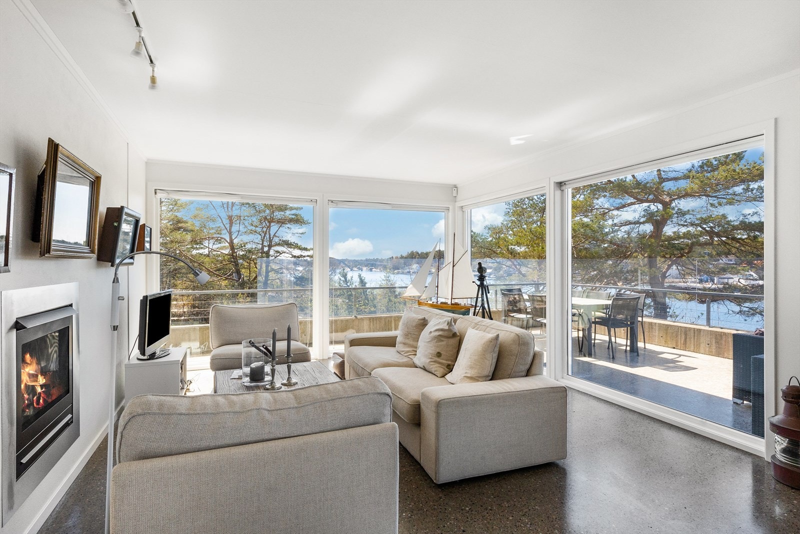 Stuen er utstyrt med gasspeis for lun stemning på mørke kvelder. Galleribilde