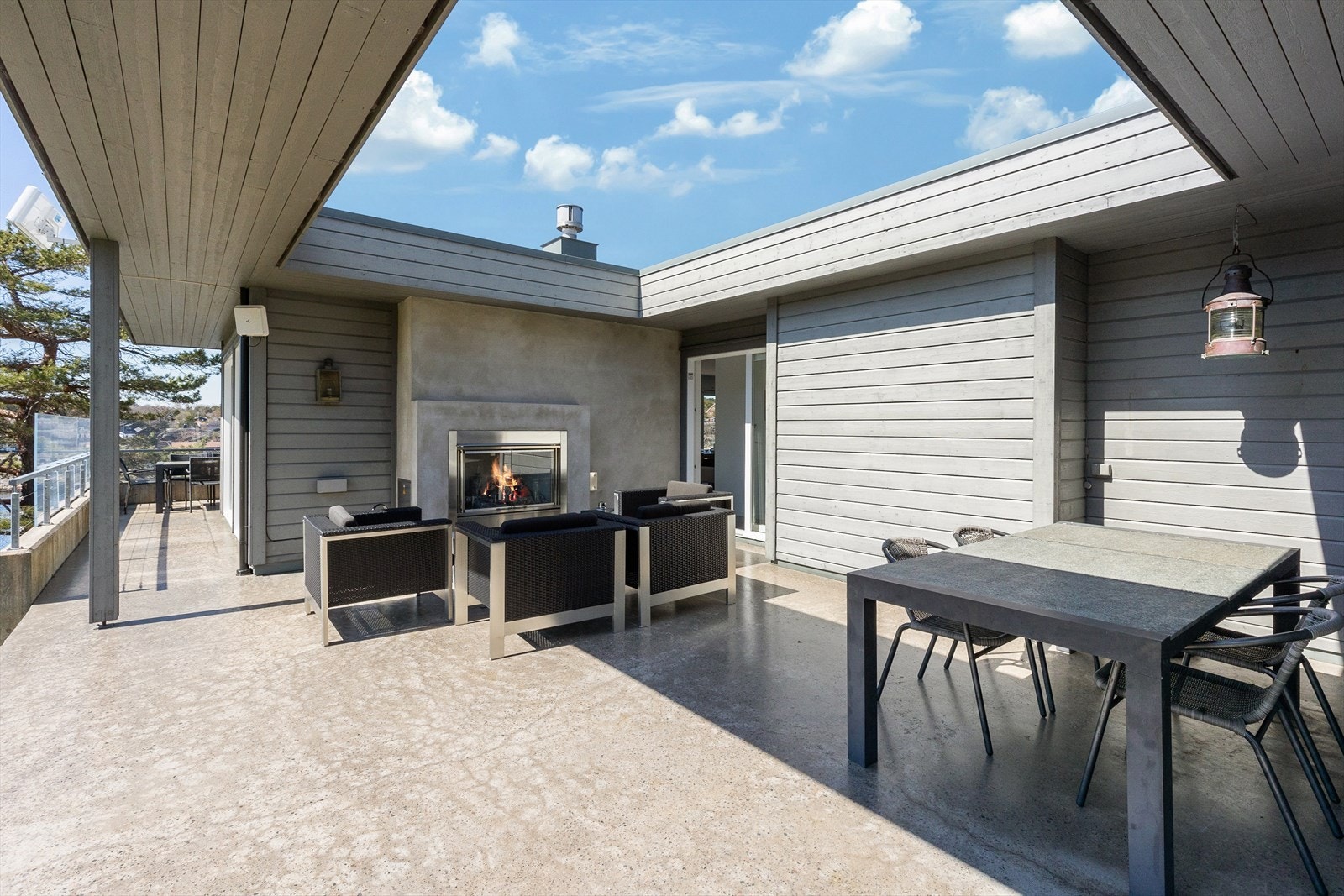 Den ene terrassen ligger skjermet til og er også utstyrt med gasspeis. Galleribilde