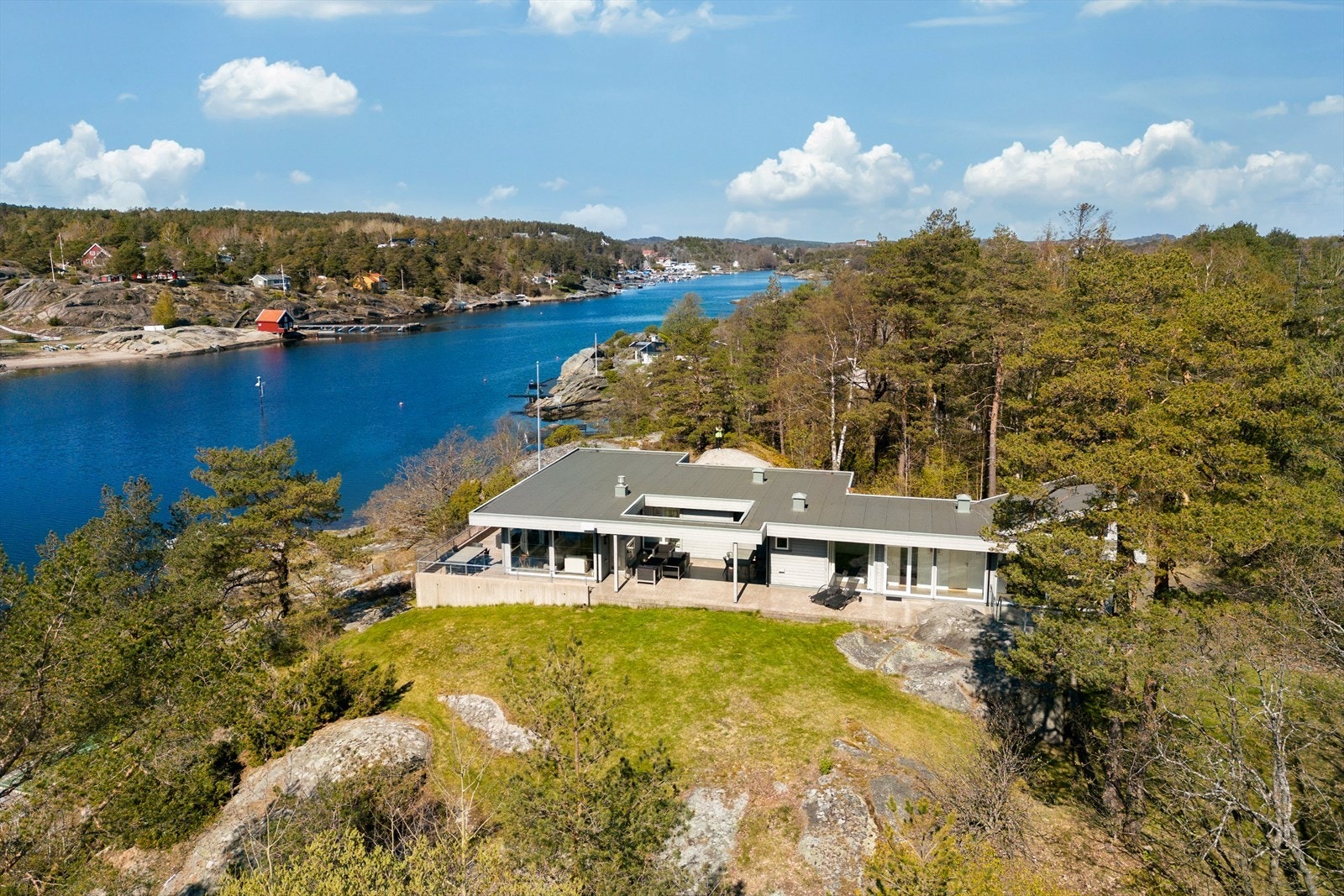 Langs alle sider av hytta ligger det støpte terrasser, slik at solens gang kan følges gjennom dagen. Galleribilde