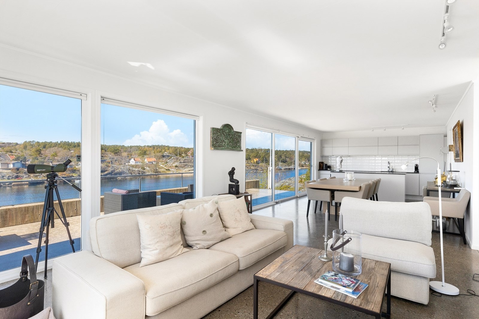 Stuen er stor med plass til langbord - her kan hele familien samles til søndagsfrokosten. Galleribilde