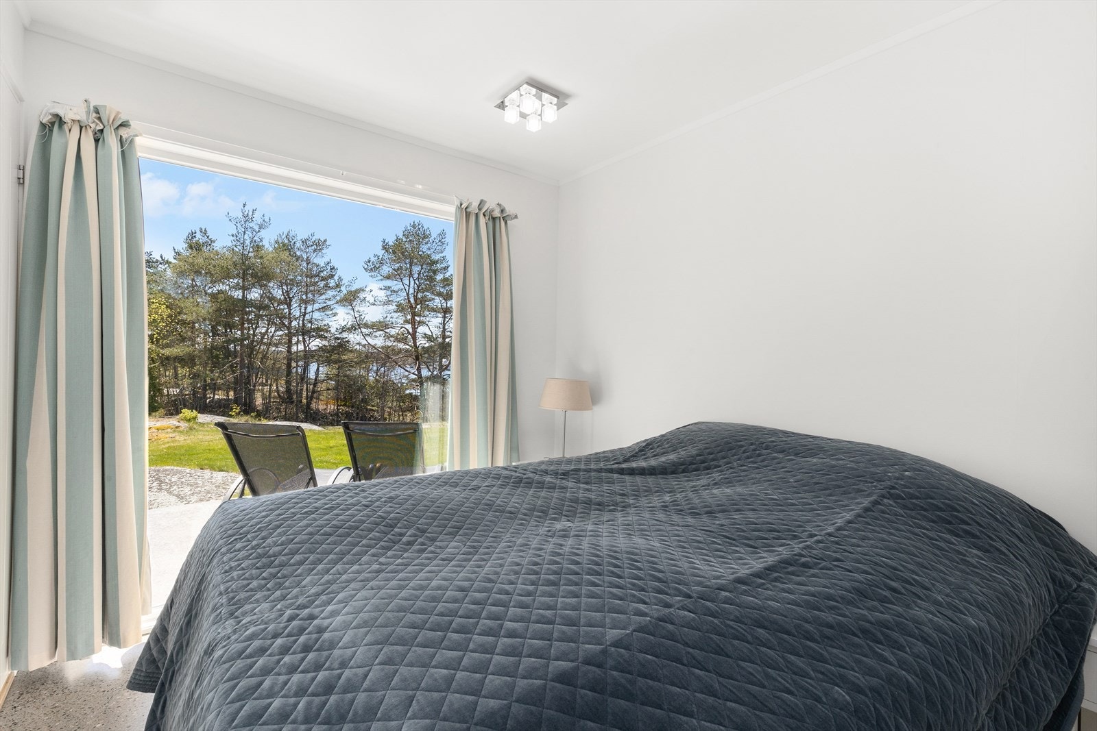 Hytta har tilsammen fire soverom, hvorav to ligger i hoveddelen og to i gjestedelen. Galleribilde