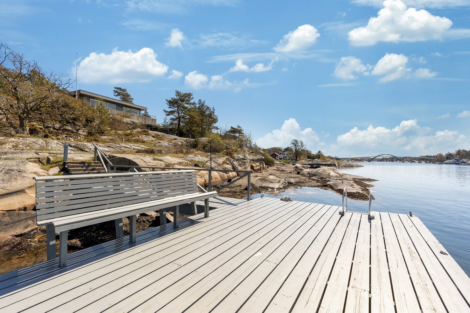 Eiendommen har egen brygge med båtplass - her er lagt til rette for nydelige sommerdager på sjøen! Galleribilde