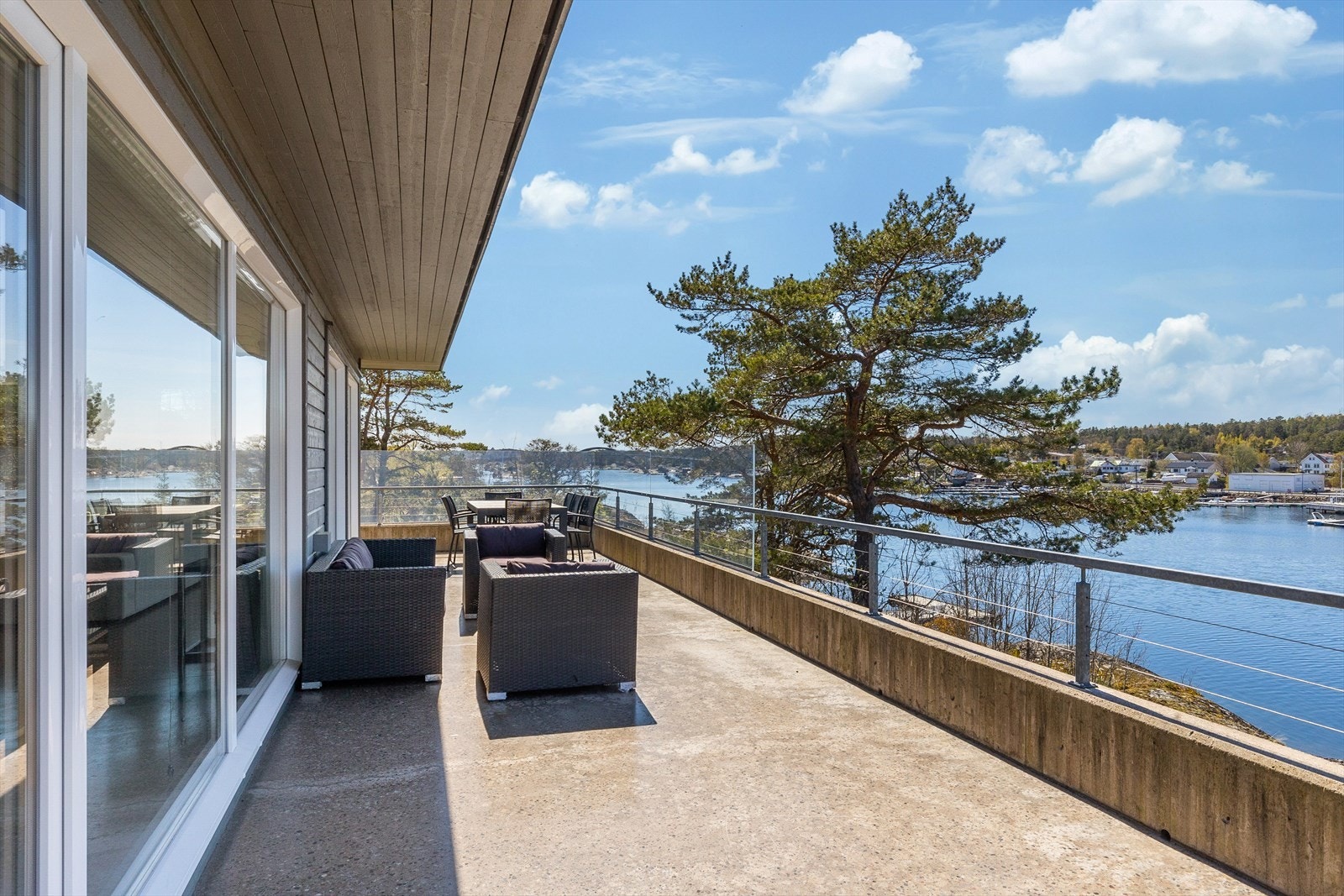 Eiendommen har en fantastisk beliggenhet med både herlig fjordutsikt og sol til den går ned. Galleribilde