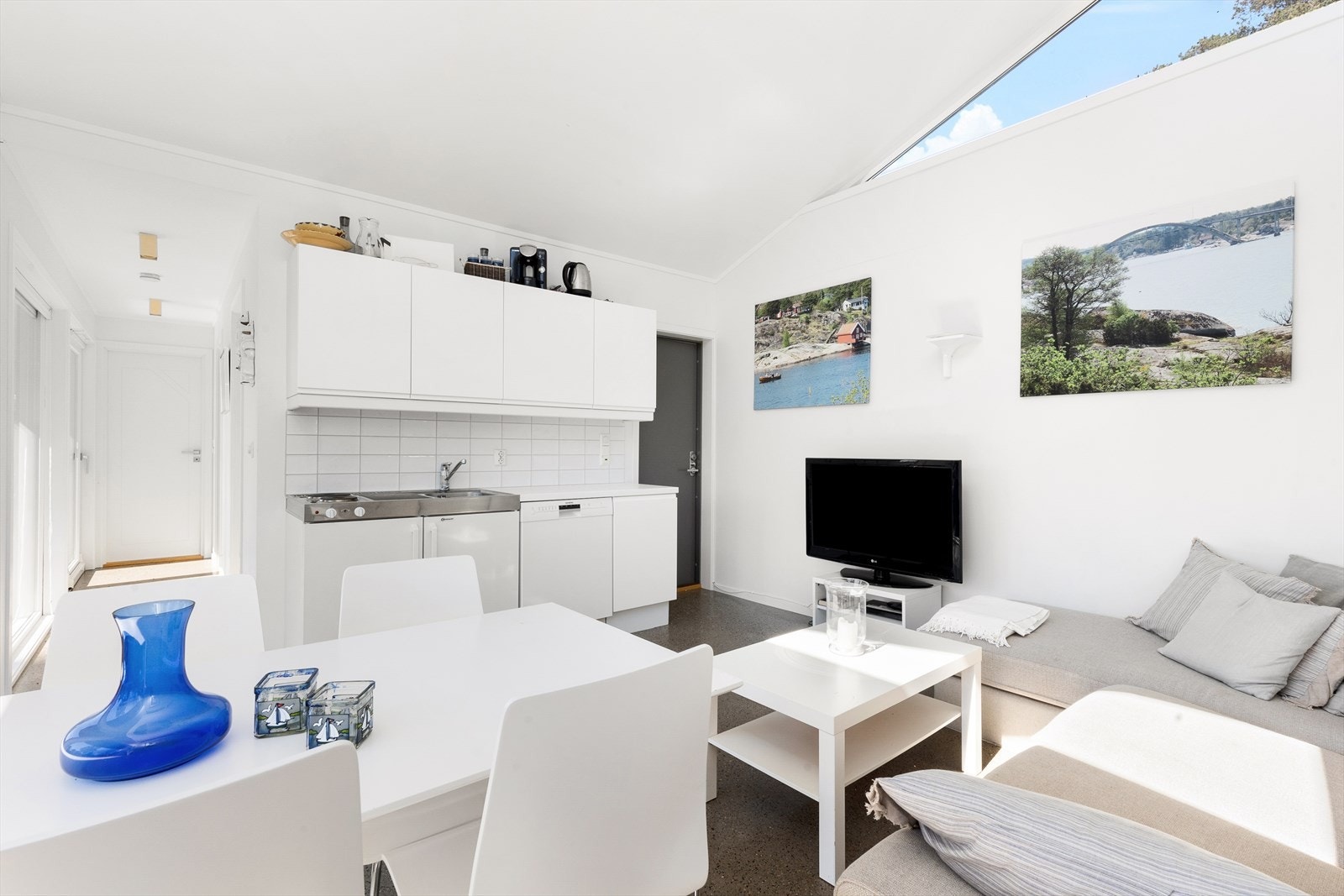 I stuen i gjestedelen er det etablert et praktisk hybelkjøkken. Galleribilde