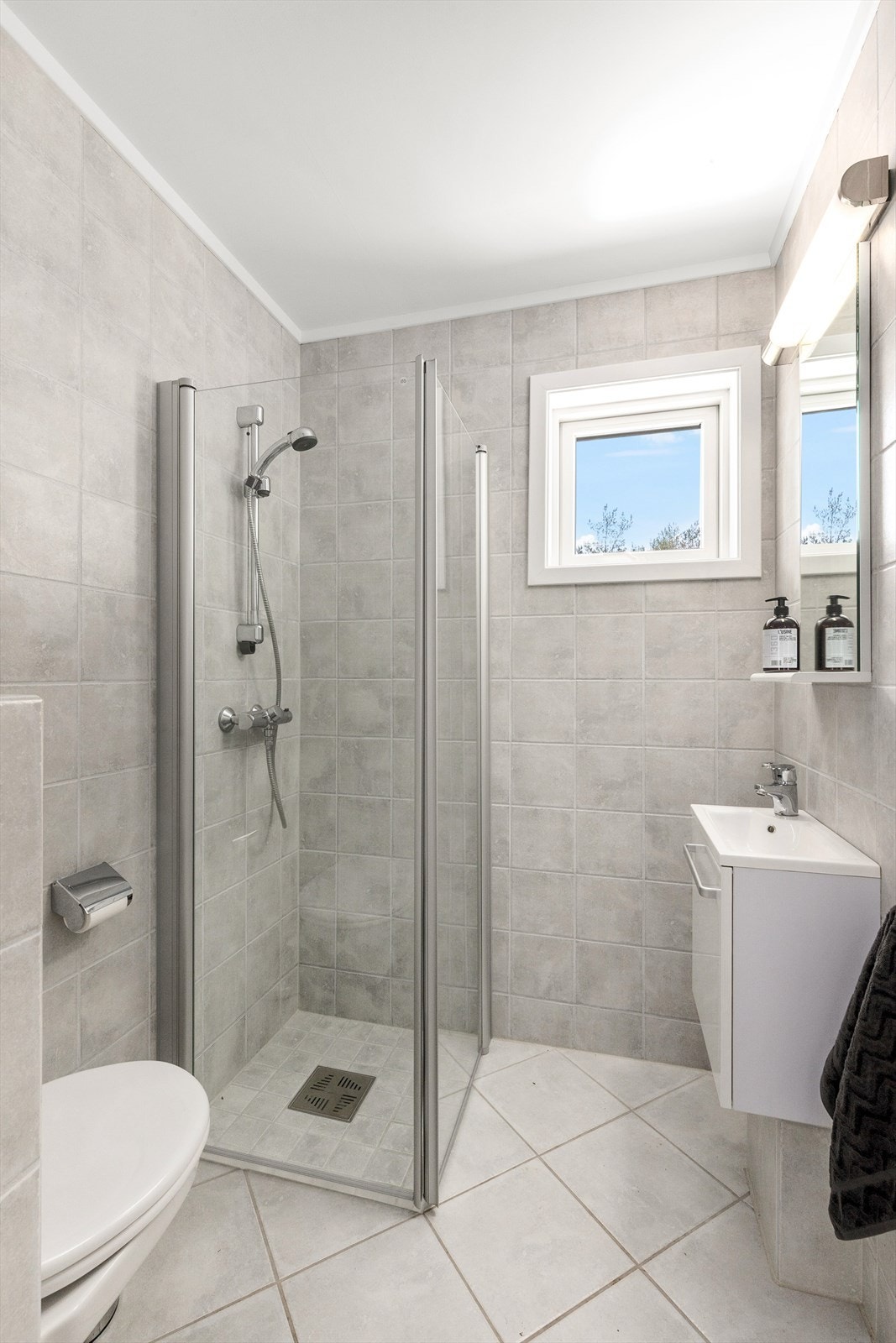 Hytta har til sammen tre flislagt bad, hvorav ett har adkomst fra gangen. Galleribilde