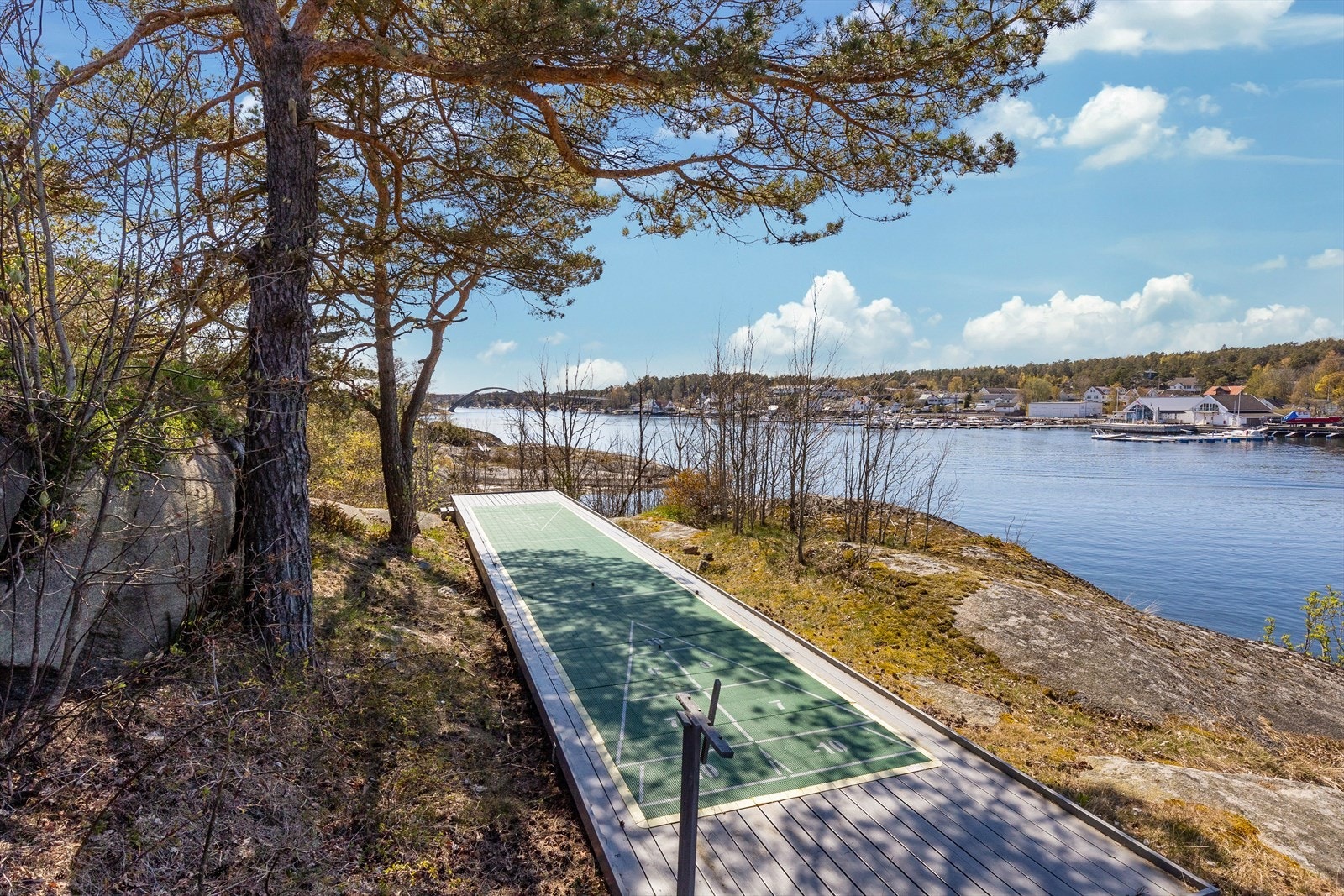 Tomten er over flere nivåer og her er det blant annet etablert en shuffleboard bane. Galleribilde