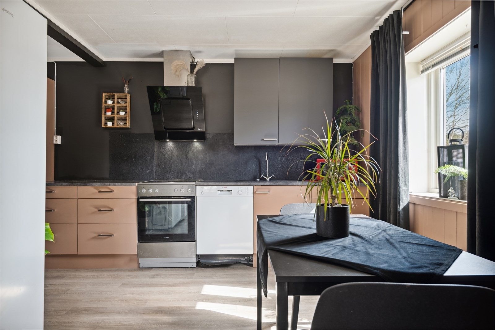 Kjøkkenet ligger i et eget rom i naturlig tilknytning til stuen. På kjøkkenet har du plass til et koselig frokostbord som gjør at også kjøkkenet blir et naturlig oppholdsrom. Galleribilde