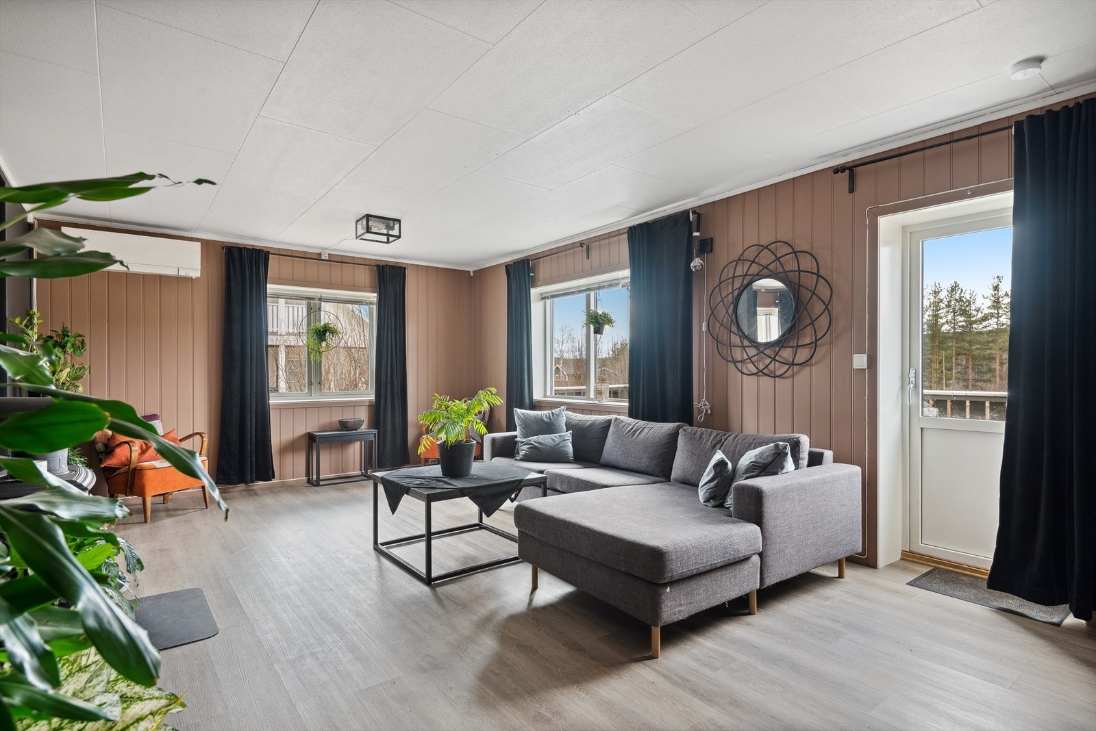 Stuen er det naturlige oppholdsrommet i boligen, og er et stort, lyst og hyggelig rom. God standard med pen enstavs laminat på gulv og overflater malt i en fin og varm farge. Galleribilde