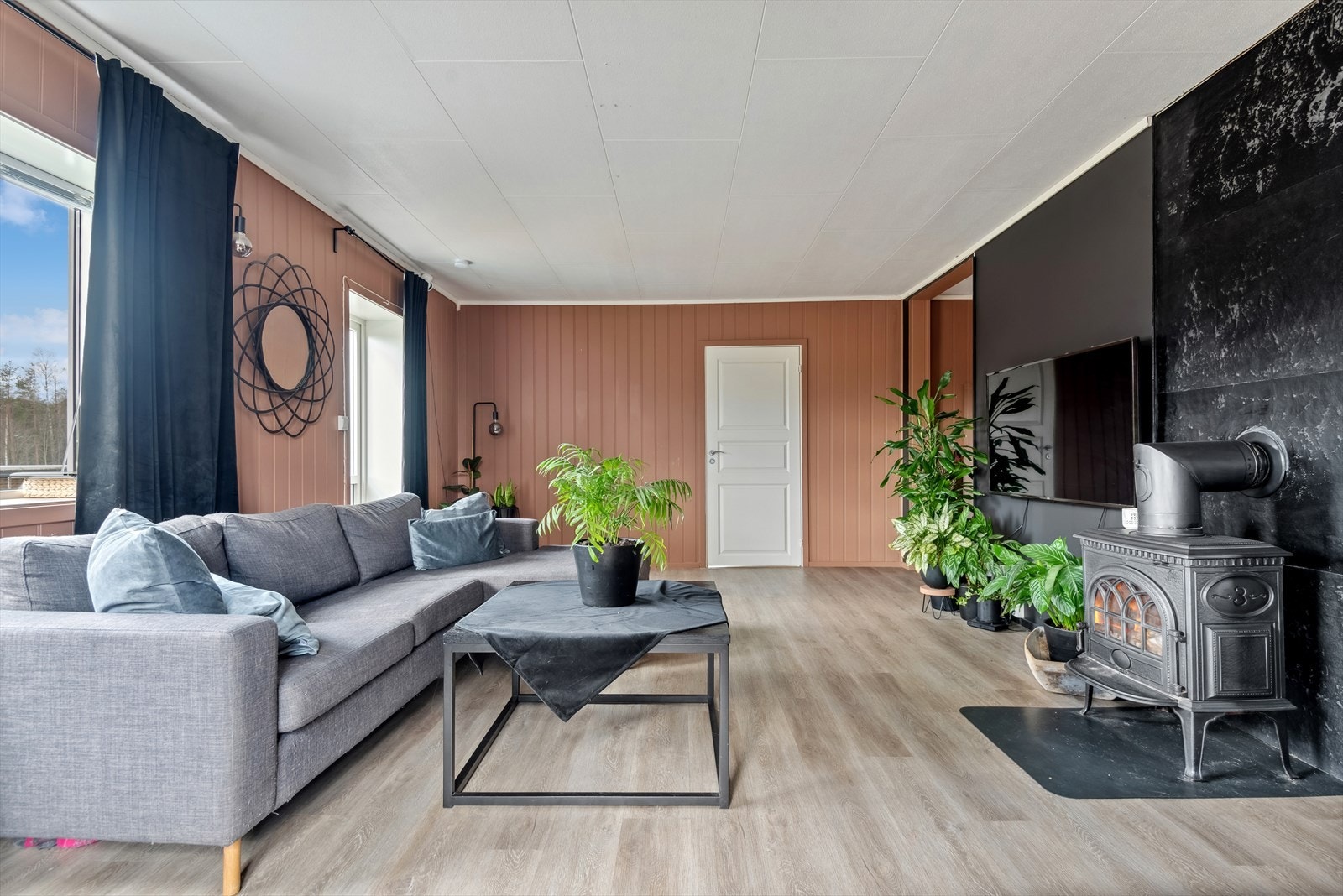 Som et fint midtpunkt i stuen har du en koselig vedovn som varmer godt på kalde høst- og vinterdager, samt bidrar til hygge. Det er også luft-til-luft varmepumpe montert i 2014 som sørger for en god og jevn varme. Galleribilde