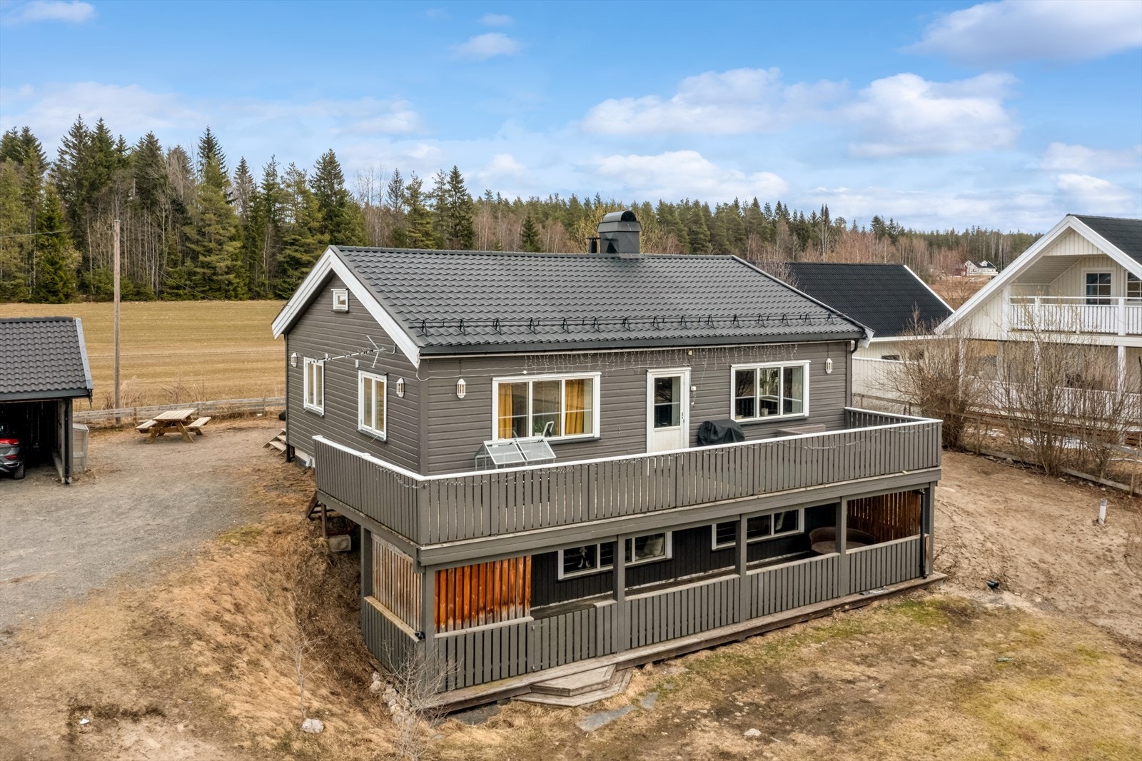 Stor, solrik og skjermet eiendom med en tomt på rett i underkant av 2 mål. Eiendommen er bebygd med enebolig over to plan med innredet leilighet i underetasjen, uthus med inntilbygget carport og en garasje. Galleribilde