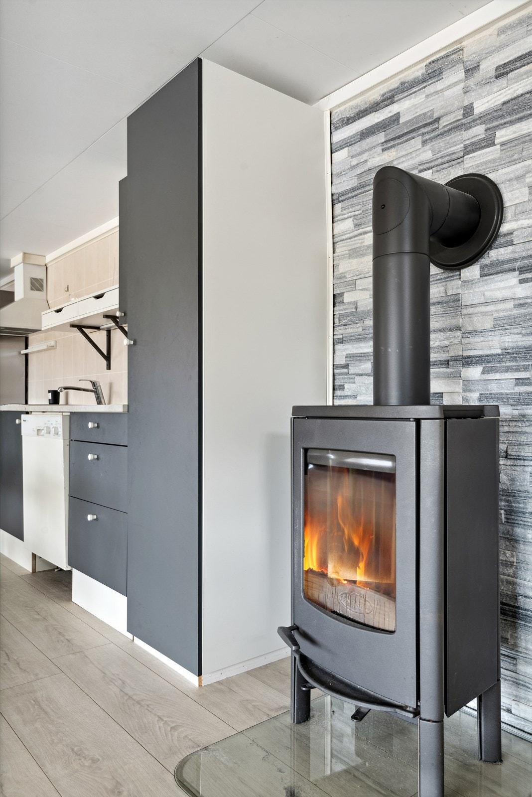 Det er etablert skriftlig leiekontrakt med 3 måneders oppsigelsestid. Månedlige leieinntekter utgjør kr. 6 500,- + strøm, som gir en årlig skattefri leieinntekt på kr. 78 000,-. Galleribilde