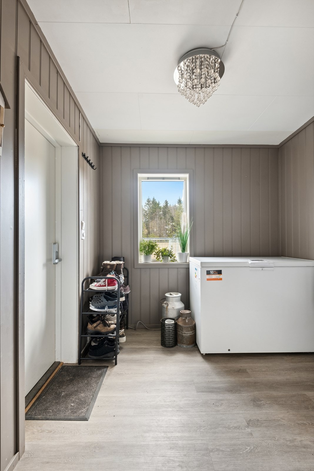 Du ønskes velkommen inn i en lys og fin entré med plass til sko og yttertøy. Entréen har enstavs laminat på gulv og panel på veggene malt i en innbydende farge. Galleribilde