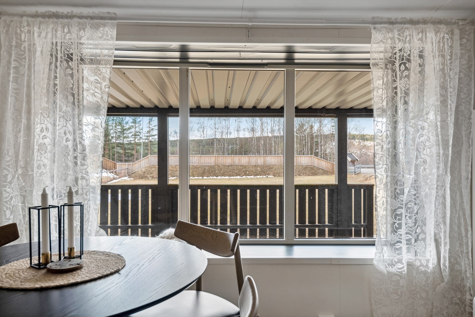 Store vindusflater med ekstra brede vinduskarmer. Galleribilde