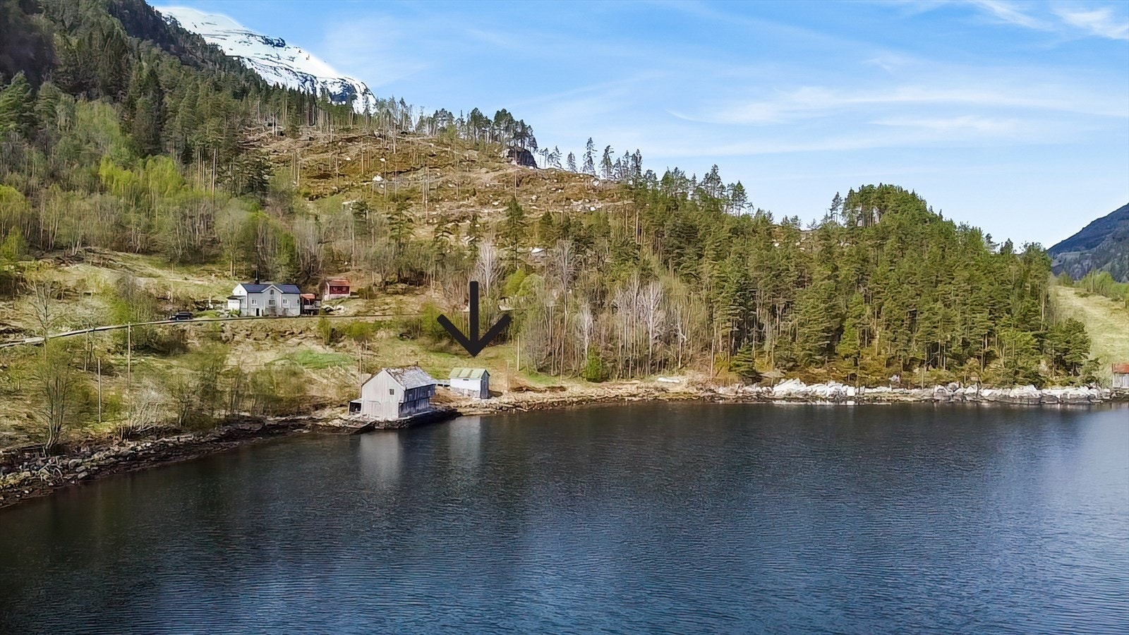 Eiendommen har tilgang til eget naust, som ligger i kort gangavstand fra boligen Galleribilde