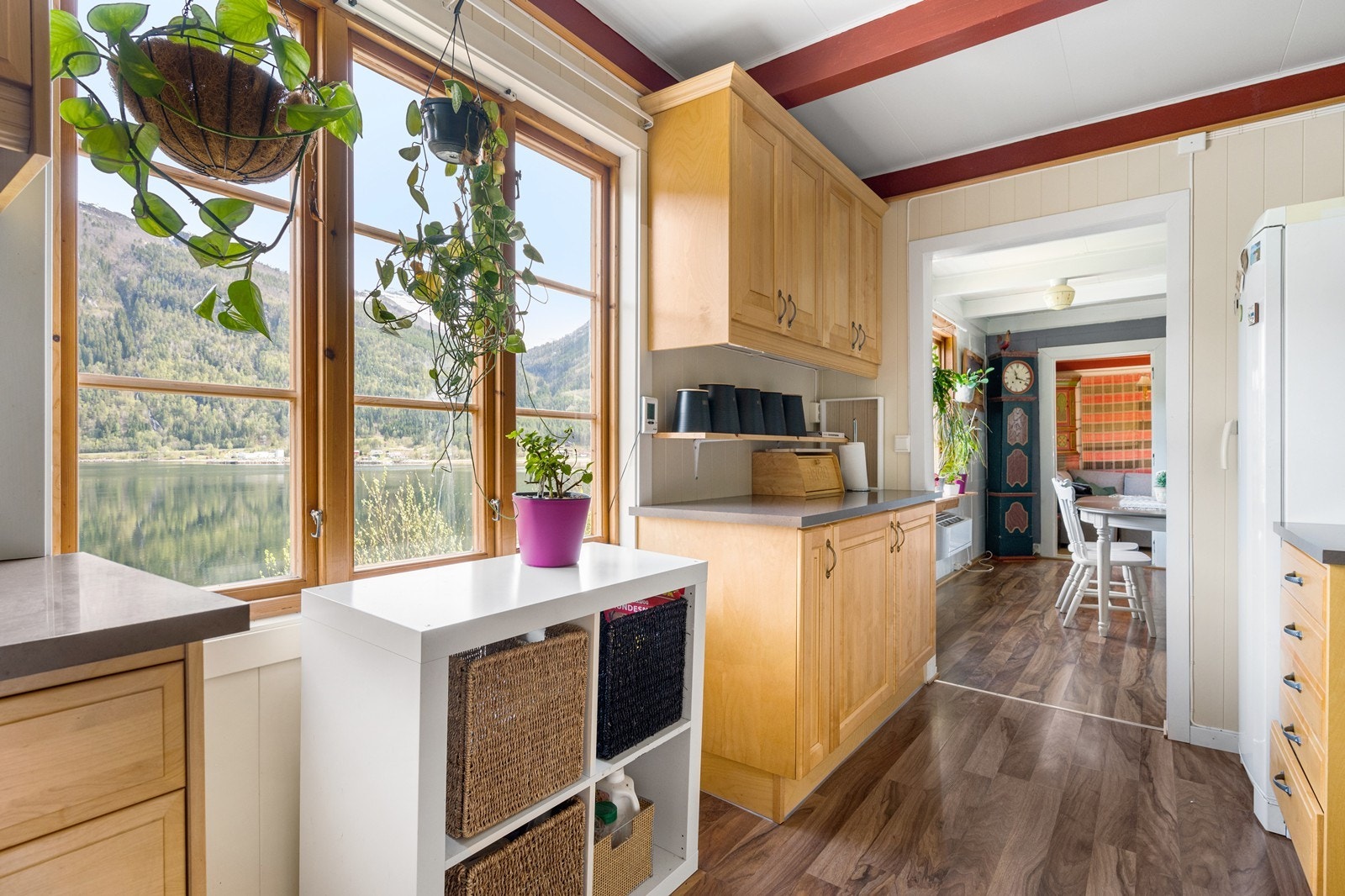 Mørk laminat benkeplate. Det er belagt laminat på gulv Galleribilde