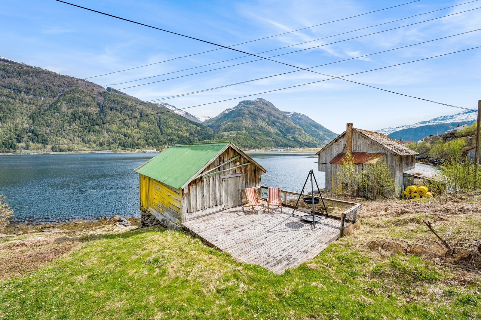 Nyt de varme dagene ved naustet Galleribilde