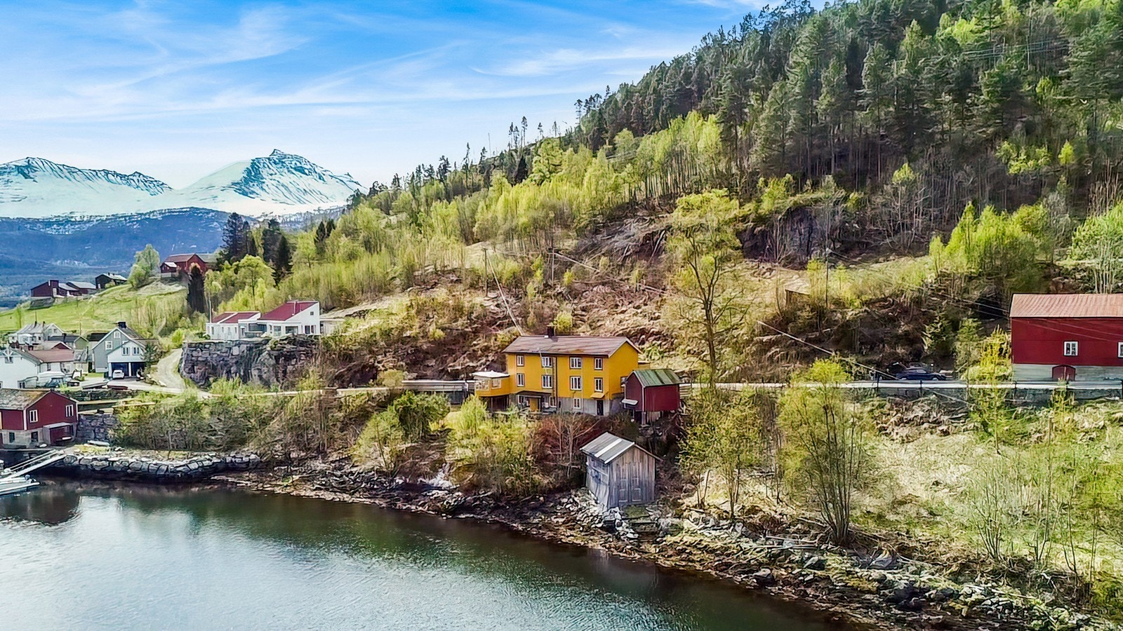 Flott beliggenhet med utsikt over Todalsfjorden Galleribilde