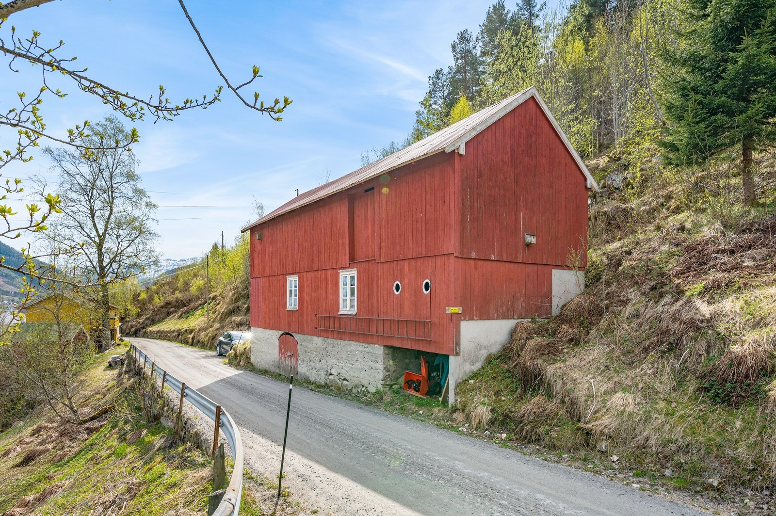 Fjøs (BRA 113 m²) på oversiden av veien Galleribilde