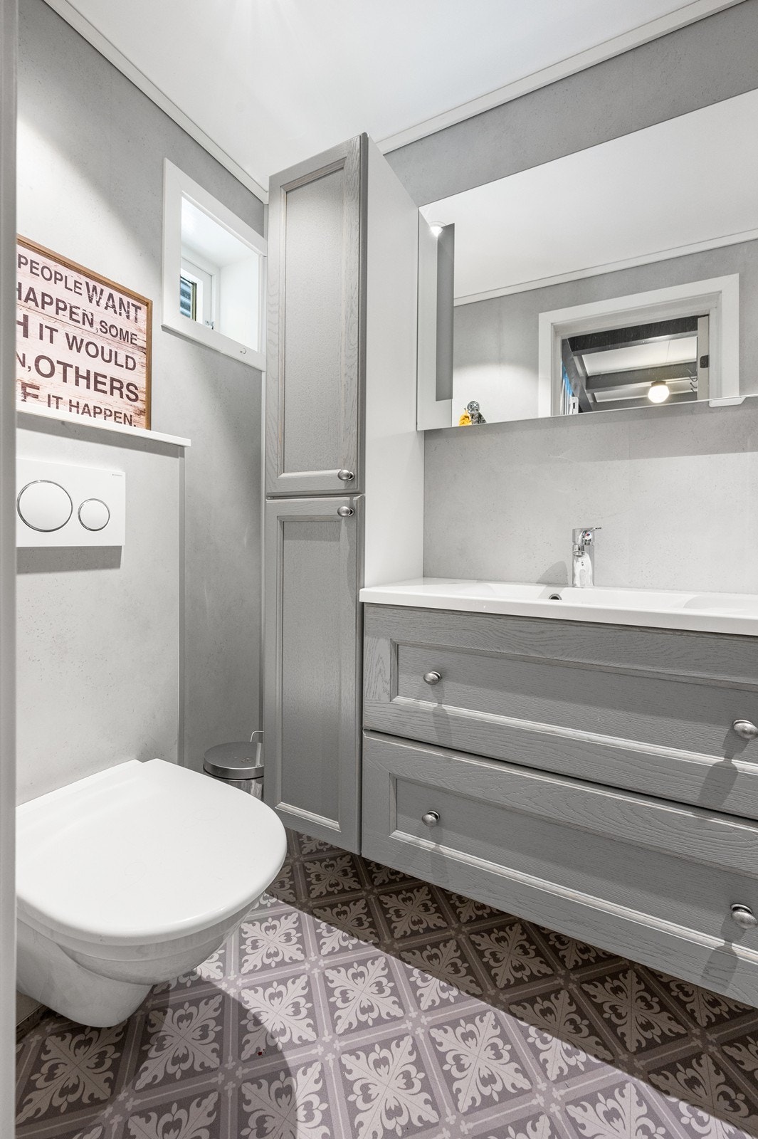 Badet har baderomsinnredning fra Foss med profilerte fronter i hvitlasert eikeutseende Galleribilde