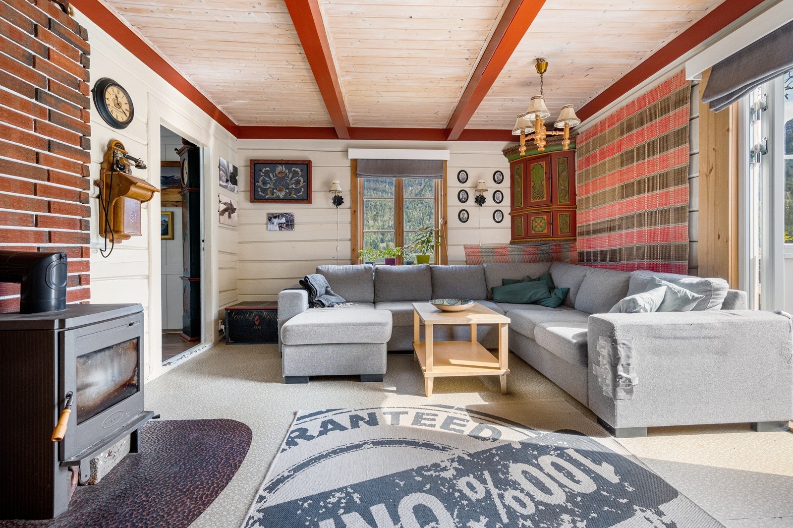 Vedovn installert. Vegger kledd med tømmer Galleribilde