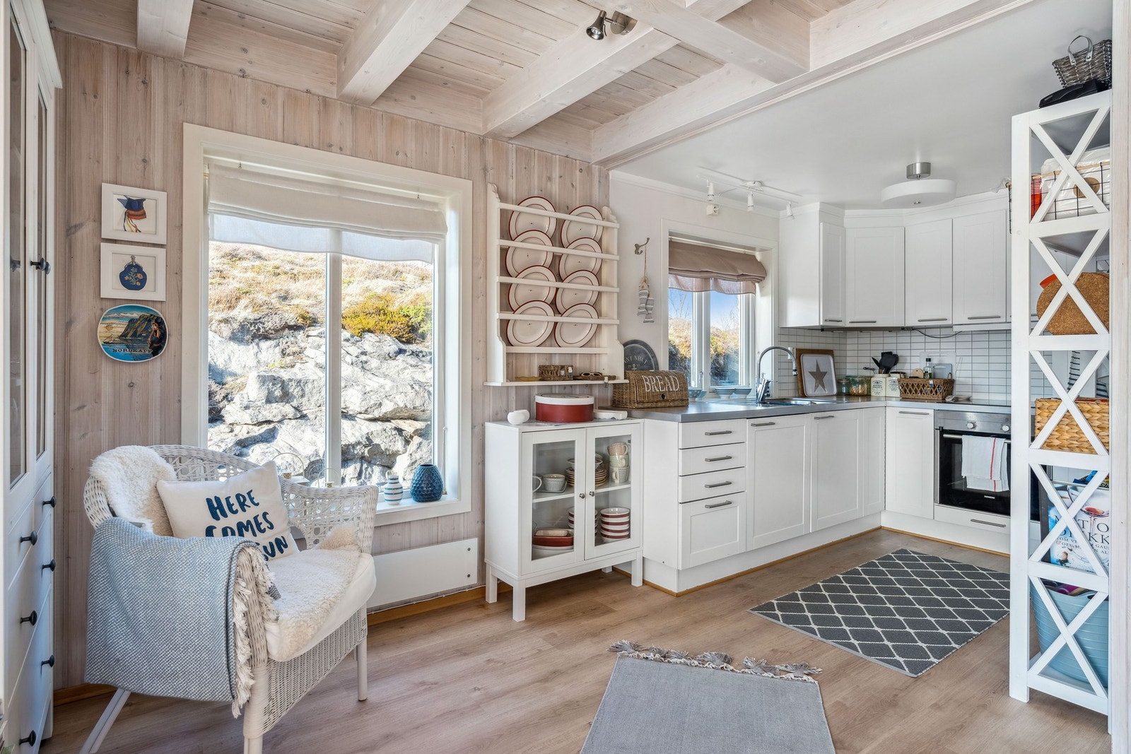 Kjøkken med innebygd komfyr, kjøle/ fryseskap og oppvaskmaskin Galleribilde