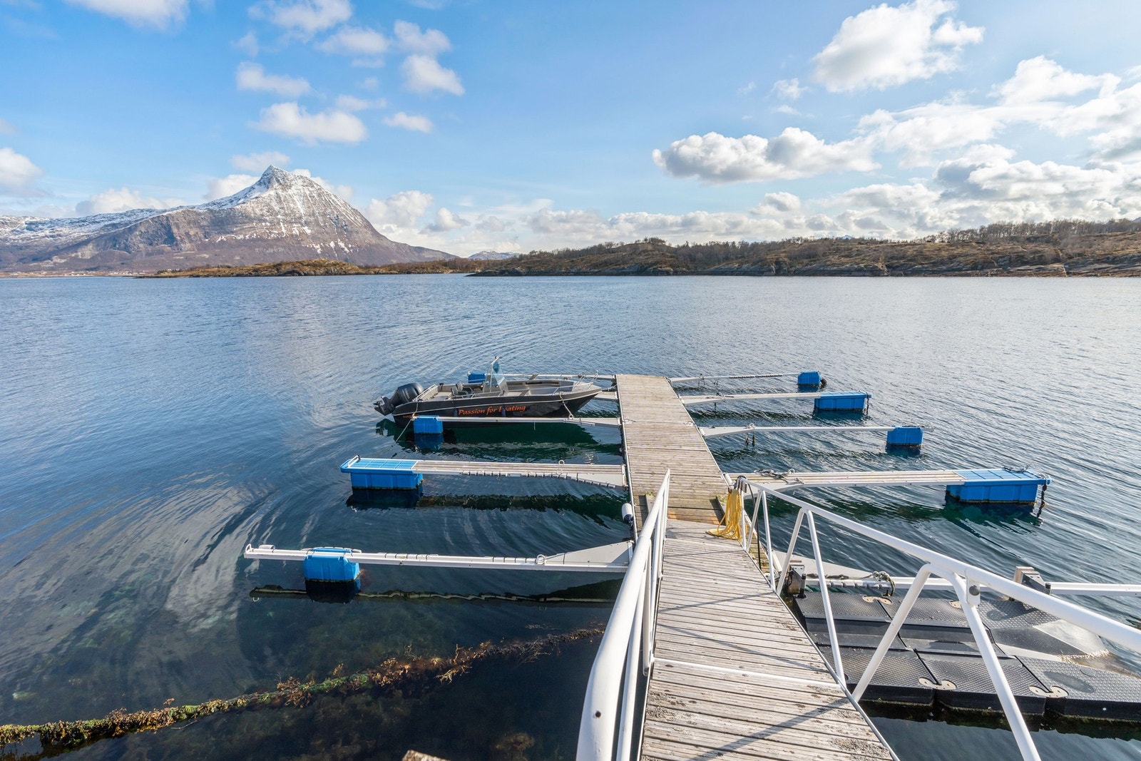 Egen båtplass på felles flytebrygge for hyttefeltet. Lysåpning på ca 3 meter. Galleribilde