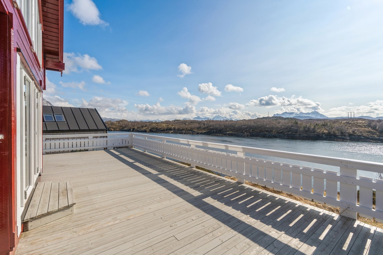 Nydelig utsikt og umiddelbar nærhet til havet. Galleribilde