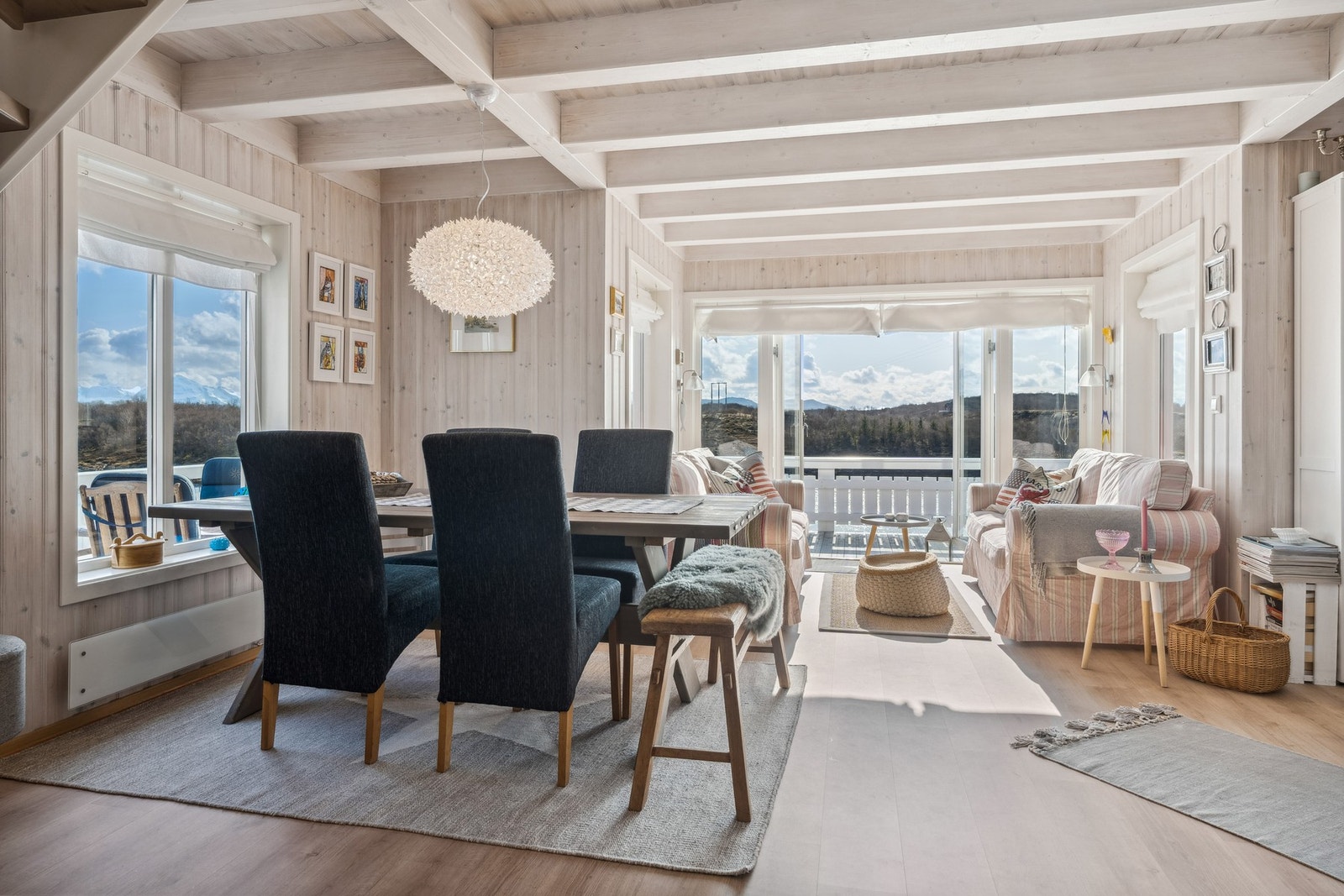 Stue med store vindusflater som slipper inn rikelig med dagslys. Galleribilde