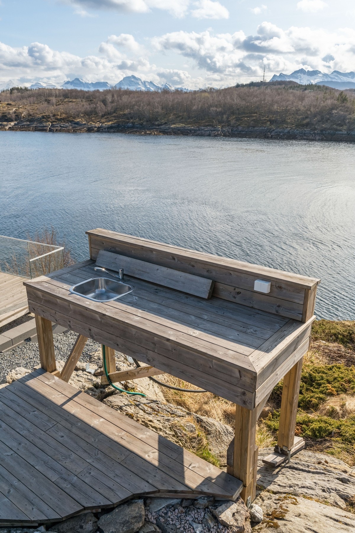 Praktisk utekjøkken med påkoblet vann og strøm. Galleribilde