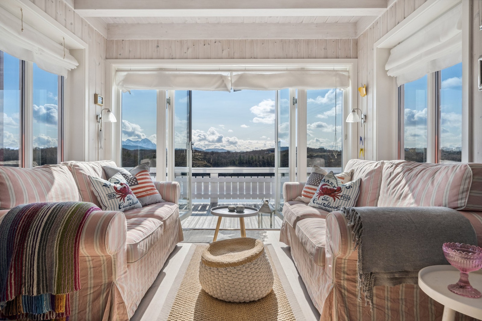 Fantastisk luftig følelse fra sofagruppa med så mye vindusflater. Galleribilde