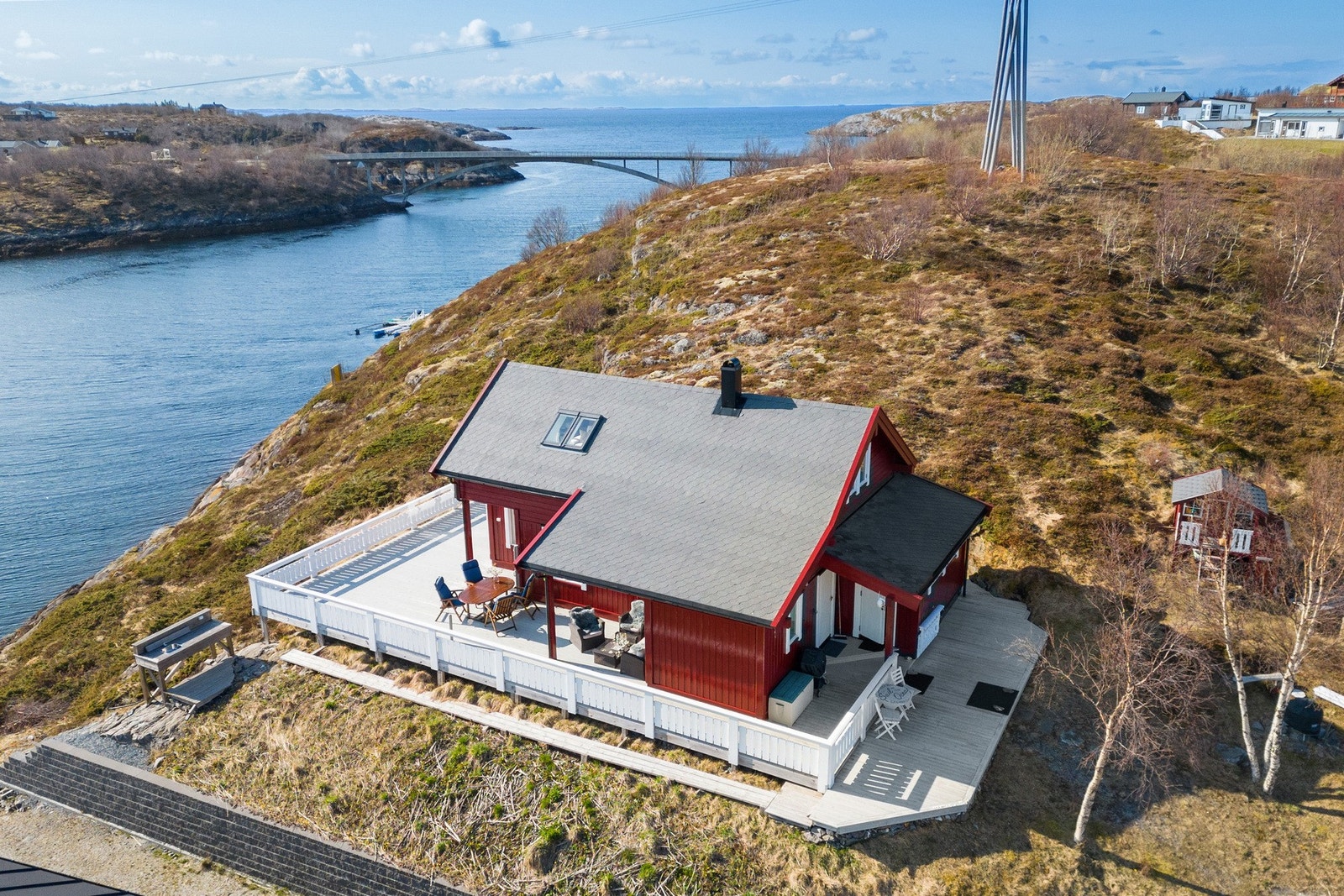 Det er etablert stor praktisk platting rundt hele hytta. Galleribilde