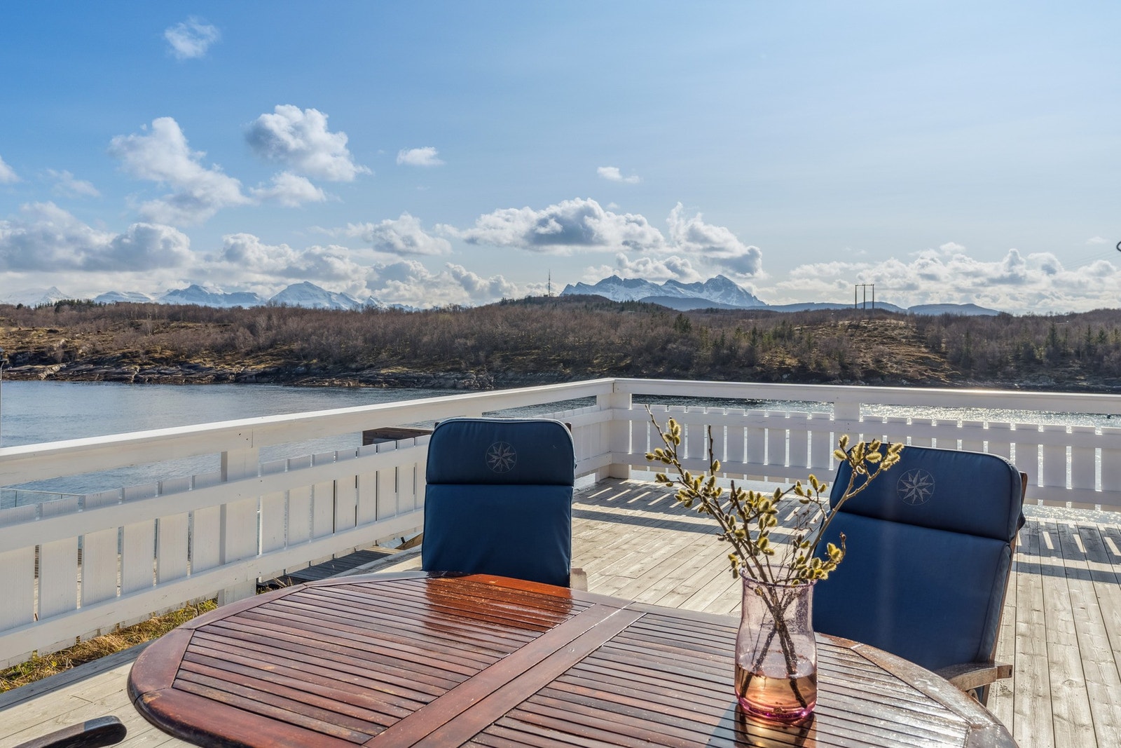 Stor terrasse med god plass til det en måtte ønske av utemøblement. Galleribilde