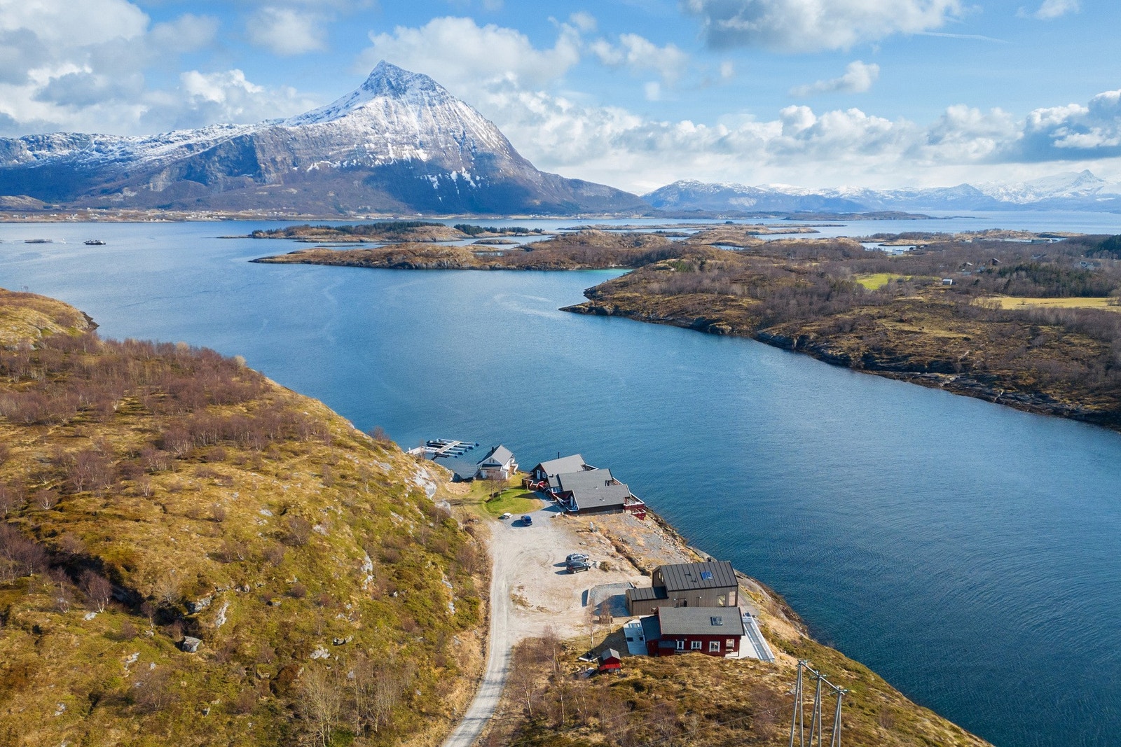 Fra hytta er det flott havutsikt og fra området er det storslått utsikt mot blant annet sandhornet. Galleribilde