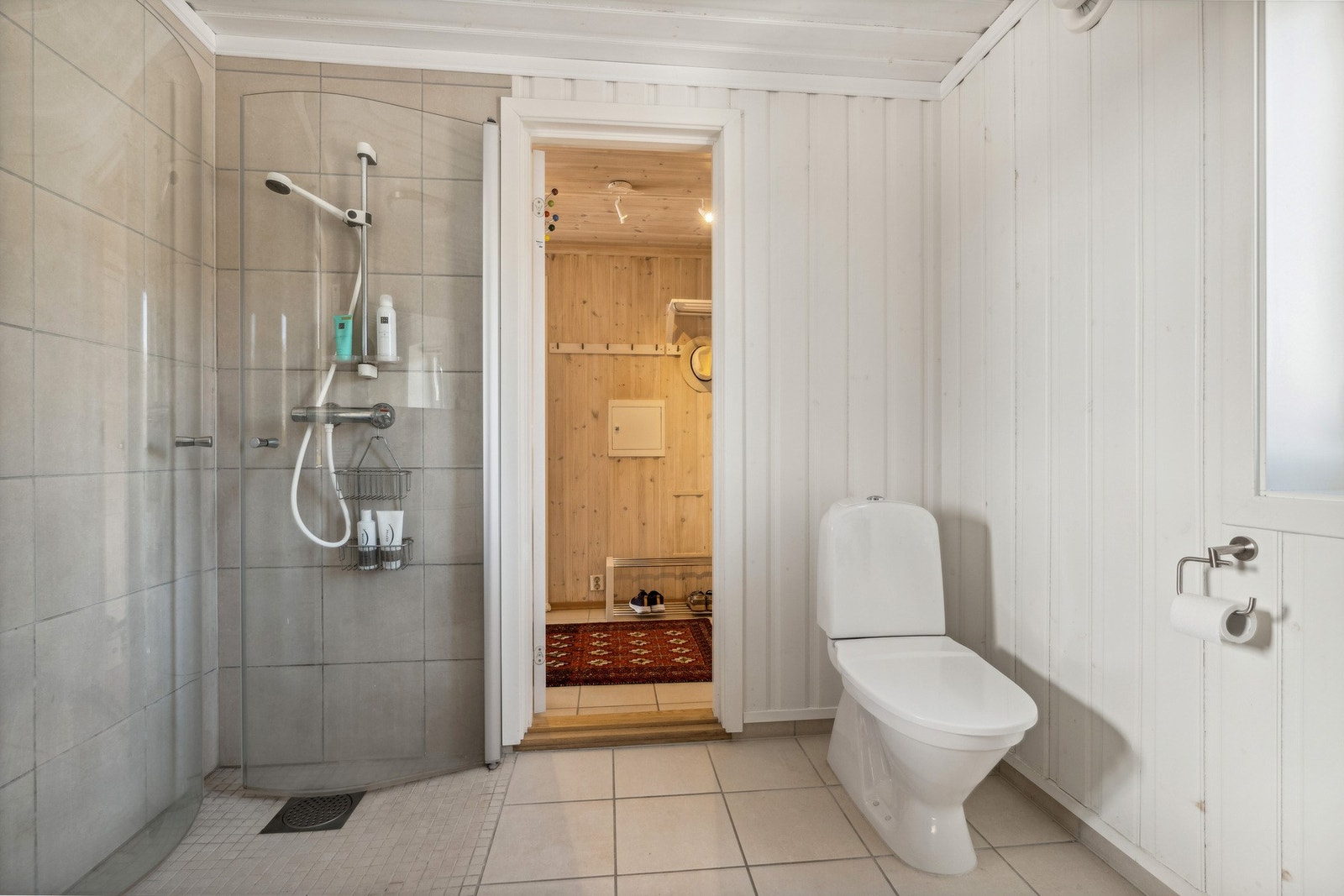 Dusj på vegg med dusjvegger, samt opplegg for vaskemasking/tørketrommel. Galleribilde