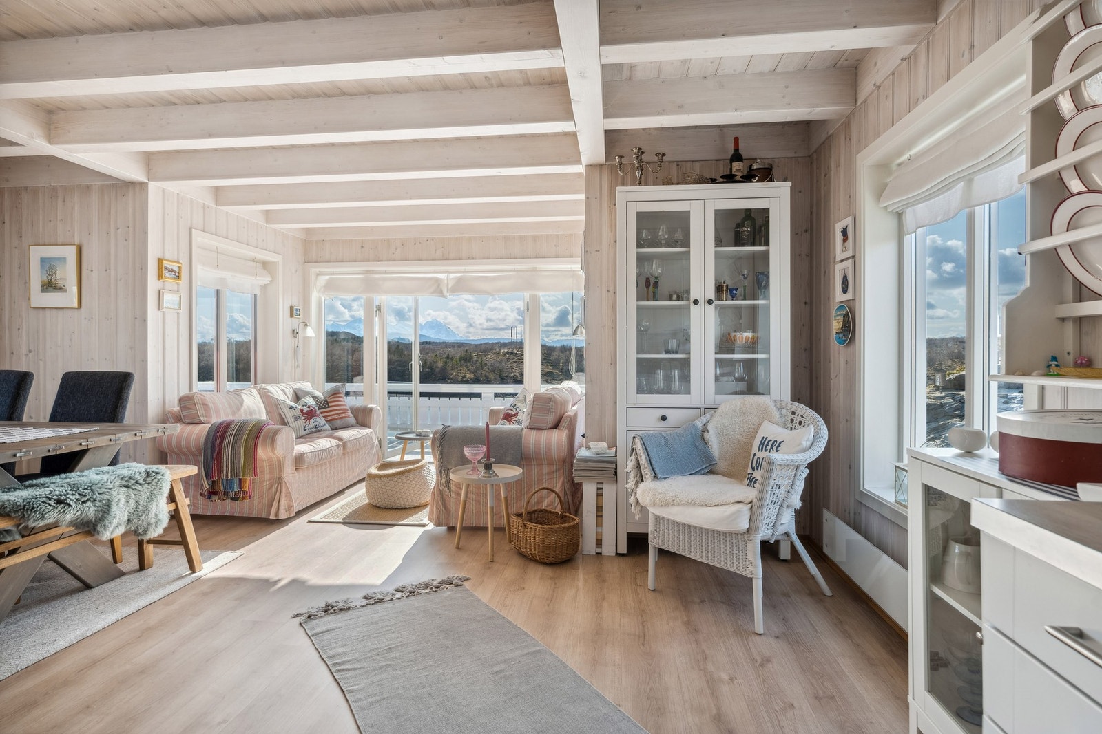 Bilde fra stue med utgang til terrasse. Galleribilde